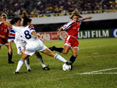 Denmark's Agnete Carlsen (right) battles for the ball with April Heinrichs (2) and Linda Hamilton (8)