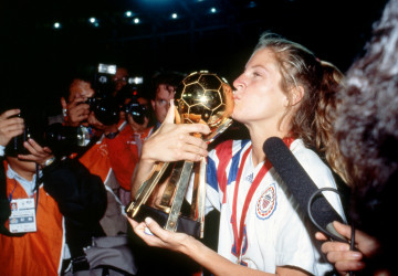 Carin Jennings kissing the Women's World Cup trophy after the Final.