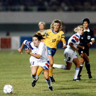 Julie Foudy (left) chasing the ball in the group match between Sweden and the United States.