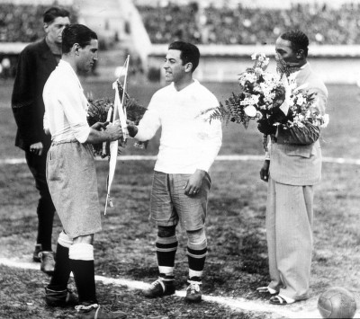 Argentine captain Manuel Ferreira exchanges pennants with Chilean captain Guillermo Subiabre before the match.