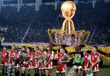 Disappointed Norwegian players posing with their silver medals during the closing ceremony.