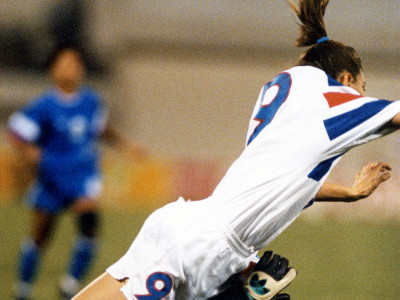 Mia Hamm (on the right) is beeing fouled by Chinese Taipei goalkeeper Hong Li-chyn, leading to the 4-0 penalty.